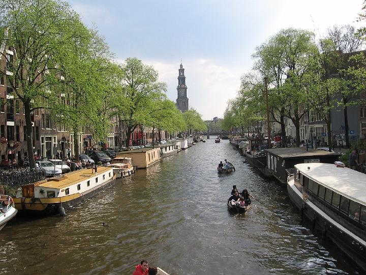 Amsterdam 22.jpg - Die Handelshäuser wurden entlang der 165 Grachten gebaut, die als Transportwege genutzt wurden, um die schnelle Verteilung der Importwaren in der Stadt zu bewerkstelligen.